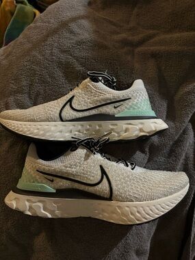 Nike Women's Athletic Running Shoes - White with Mint Accents 8.5